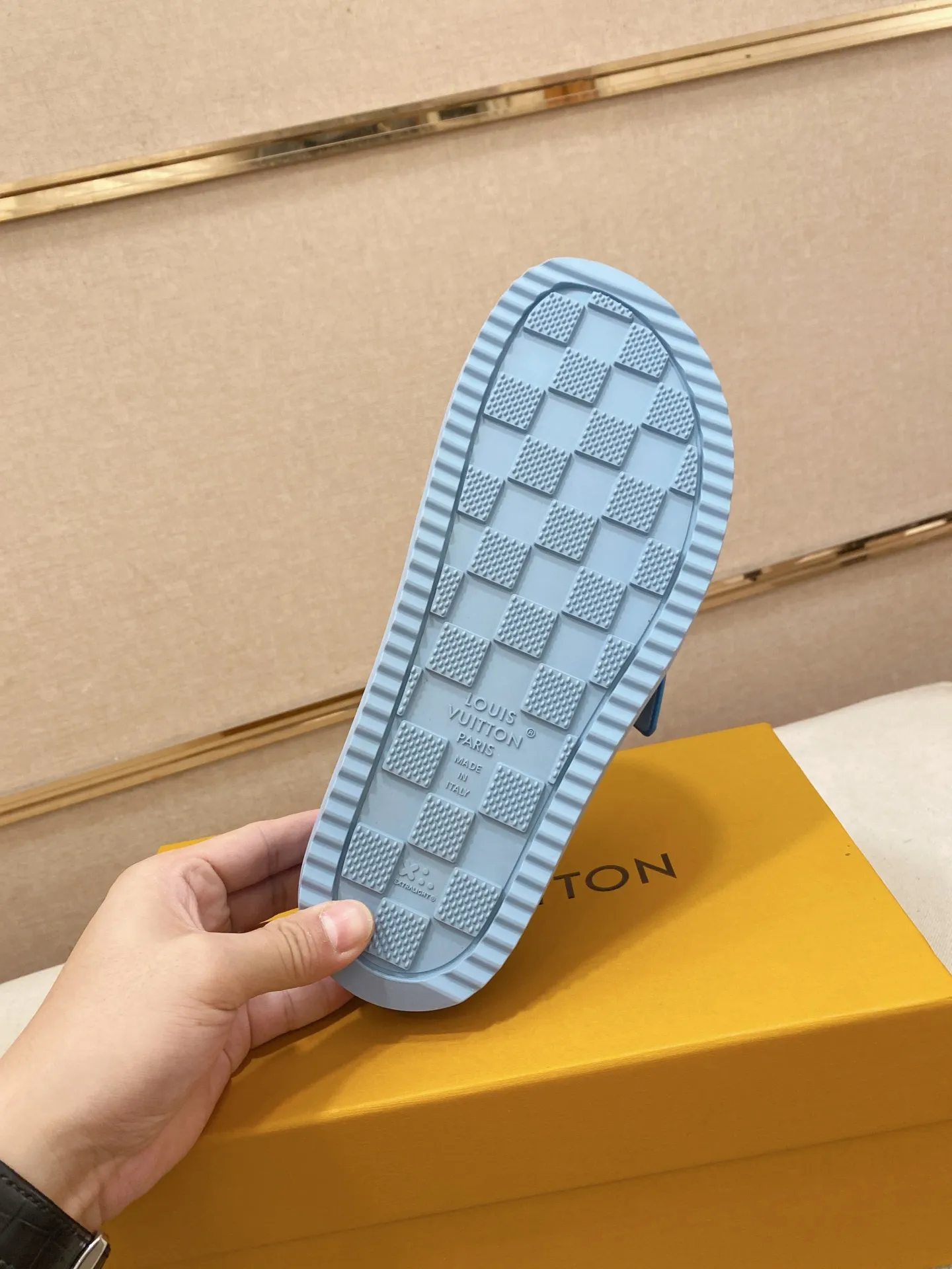 Men's shoes💰: 220💰38-45, LV Easy 2025 new men's casual sandals and slippers, made of suede cow leather, with Monogram pattern to highlight the trendy style. Adjustable straps illuminated with LV letters, while a resilient insole and micro outsole provide lightweight comfort. Made of suede cow leather with embossed Monogram pattern and brand element metal hardware✅Adjustable straps➕Tough insole‼ ️Micro outsole. Comfortable and easy to wear‼ ️